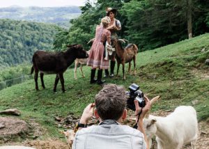 Fotograf mit Tieren bei einem Fotoshootings mit Ziegen