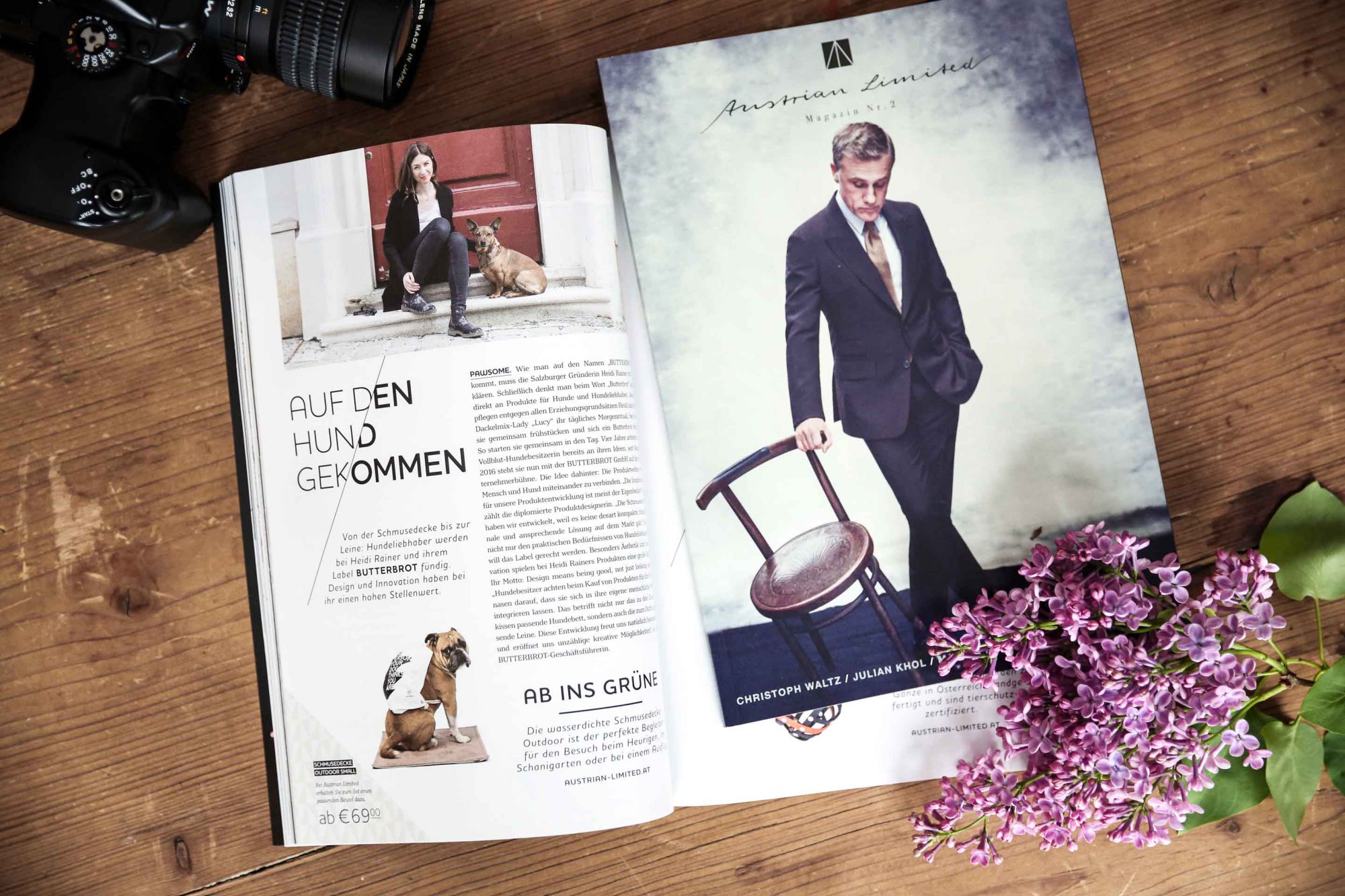 Magazin mit Hundefoto Flieder und Fotoapparat