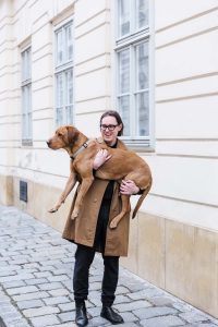 Portraitfoto von einem Mann mit Labrador am Arm