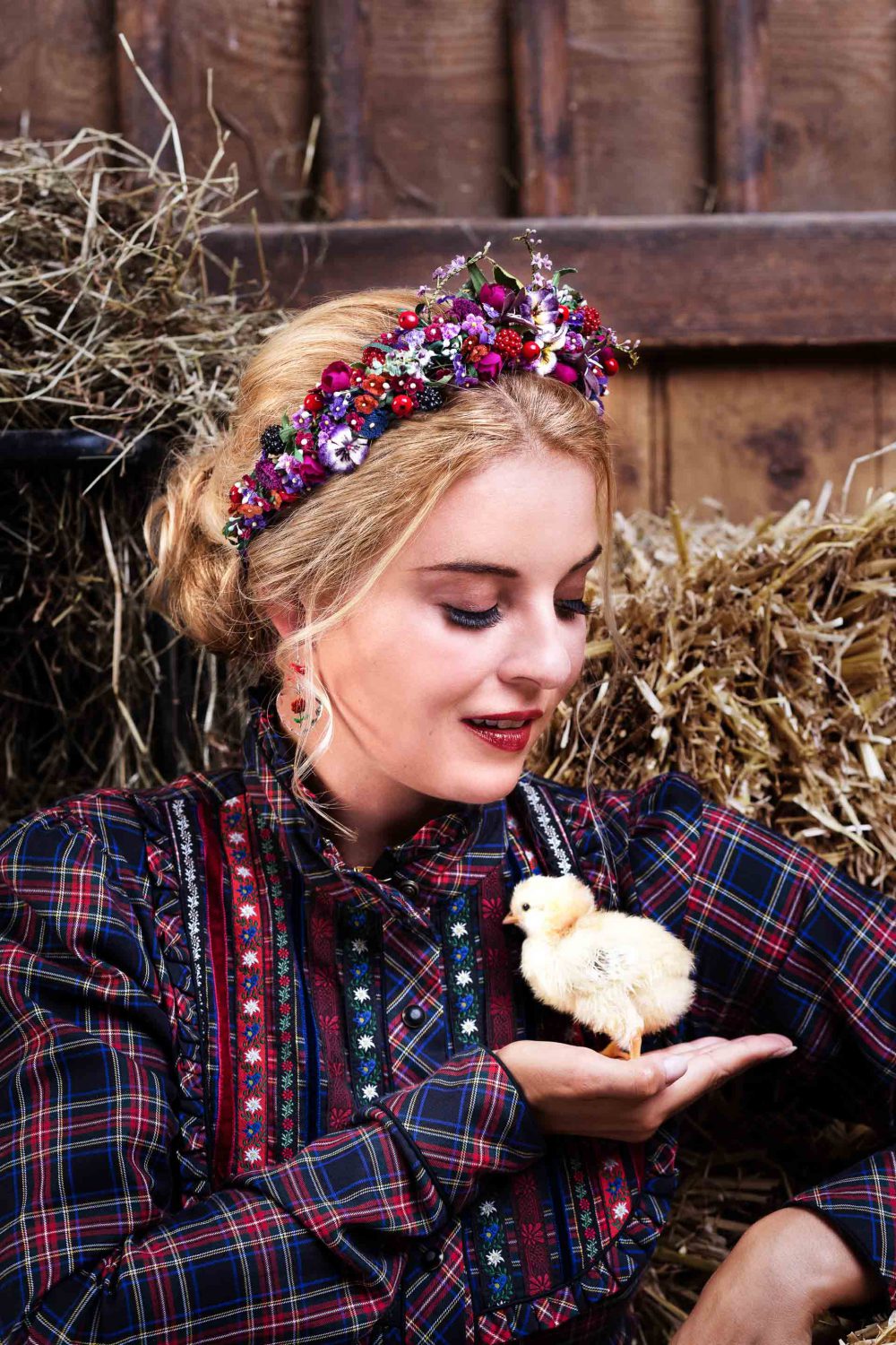 Christine Reiler im Stall mit einem Küken im Tiergarten Schönbrunn im Tirolerhof