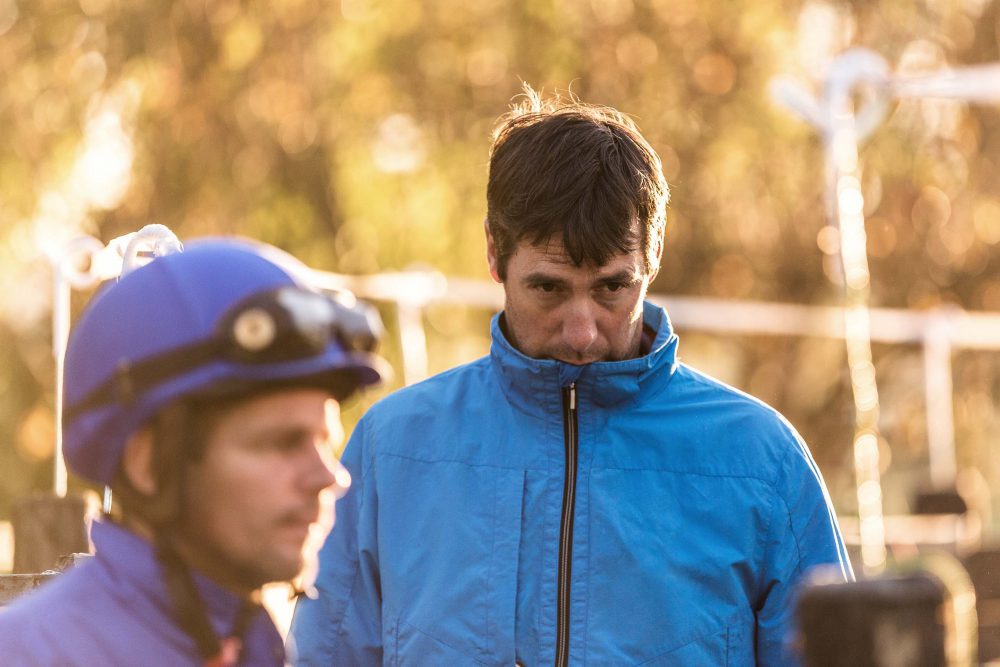 Rennpferd Trainer mit einem Galopper Jockey im Morgenlicht