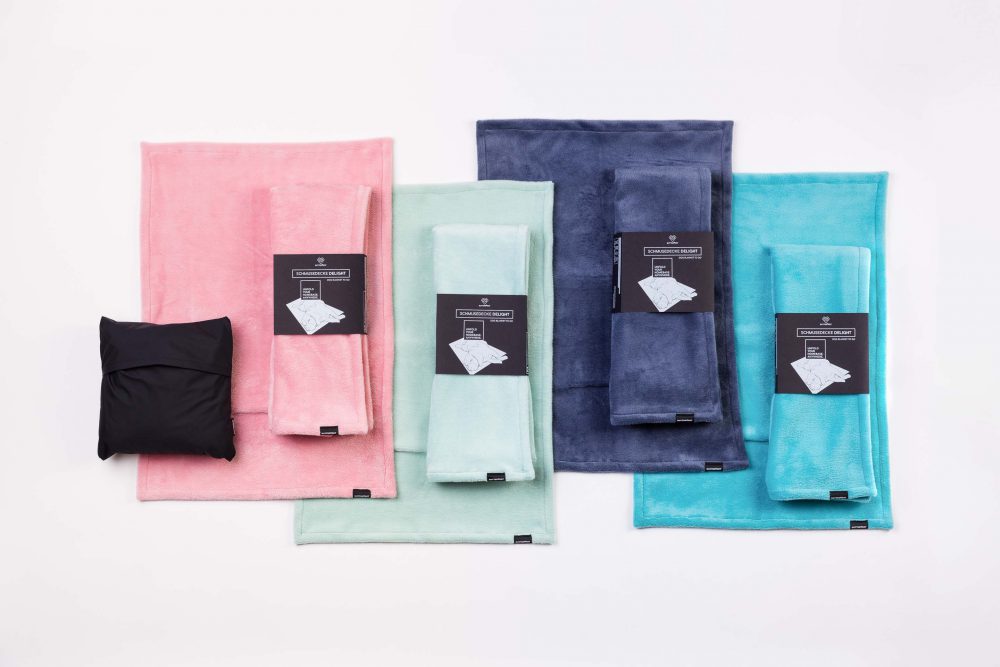 Produktfotografie von bunten Hundedecken mit Verpackung