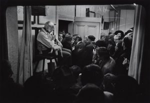 Schwarz-weiss Foto von Walter Vogel von Joseph Beuys in einer Kunstgalerie bei der Aktion “Wie man dem toten Hasen die Bilder erklärt“