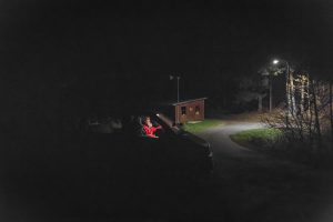 Tierschützer im Auto bei Nacht