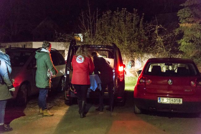 Streunerkatzen Fang mit Niki Osl und Daniela Haumer mit gefangener Katze beim verladen ins Auto