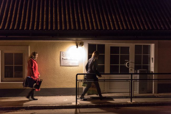 Niki Osl und Daniela Haumer auf dem Weg zum Tierarzt mit gefangener Katze