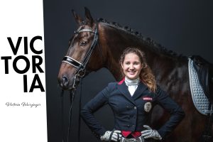 Dressurreiterin Victoria Wurzinger mit ihrem Pferd vor schwarzem Hintergrund