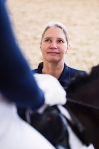 Victoria Wurzinger reitend beim Dressurtraining mit Pferd und Mutter Bettina