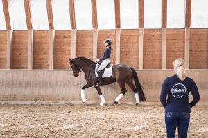 Victoria Wurzinger reitend beim Dressurtraining mit Pferd und Mutter Bettina