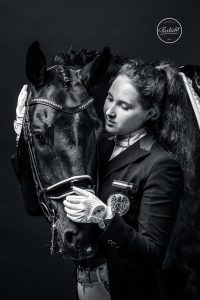 Schwarz Weiss Foto von Victoria Wurzinger mit Dressurpferd