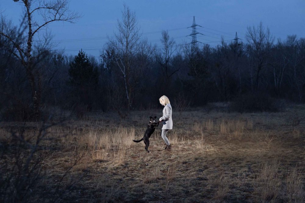 Hundefotografie von blonder Frau die mit Hund tanzt