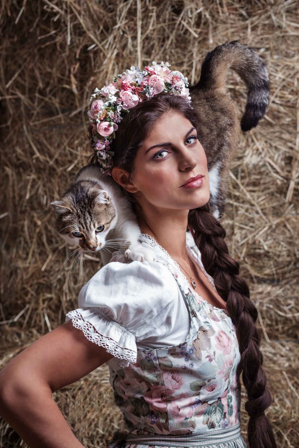 Model Anna Huber im Dirndl mit Katze auf den Schultern