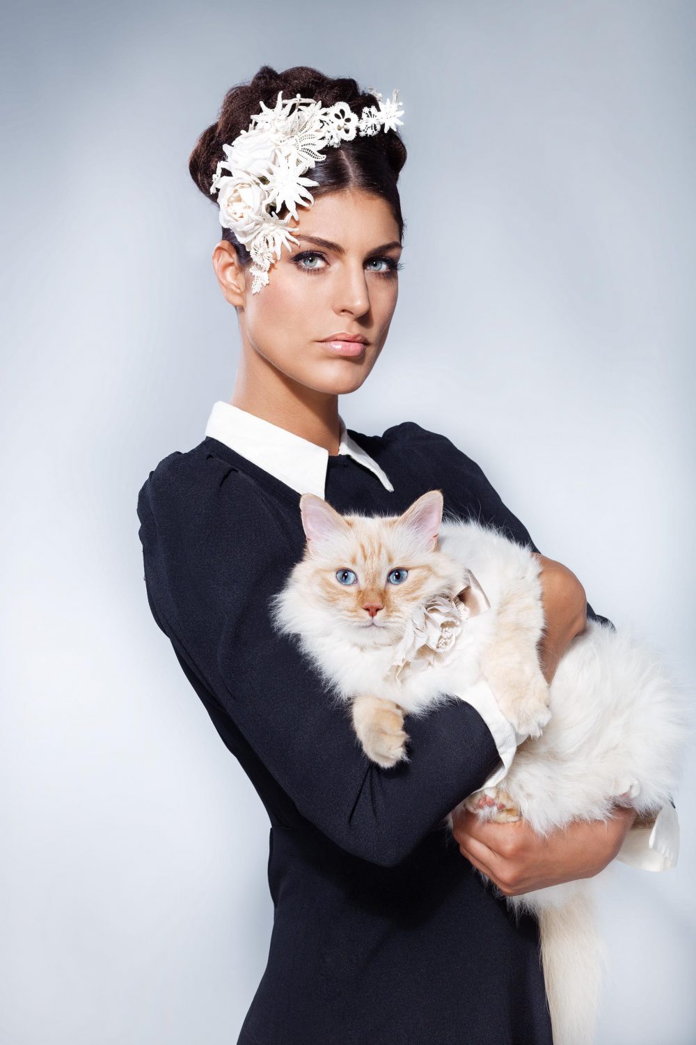 Model Anna Huber mit Katze auf dem Arm vor weissem Hintergrund