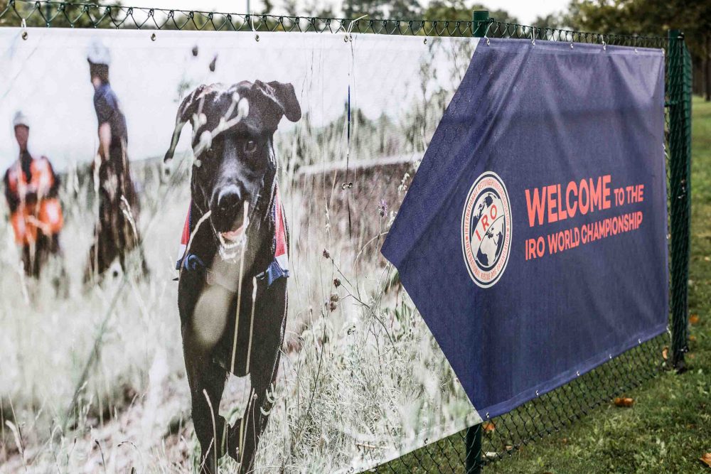 Plakat mit Rettungshund bei der Rettungshunde WM