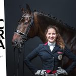 Dressurreiterin Victoria Wurzinger mit ihrem Pferd vor schwarzem Hintergrund