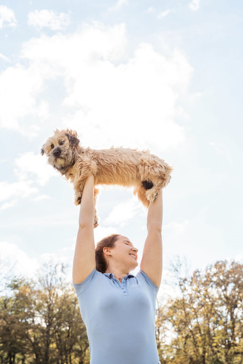 Foto von Dressurreiterin Victoria Wurzinger mit ihrem Hund im Sonnenlicht porträtiert von Tierlicht