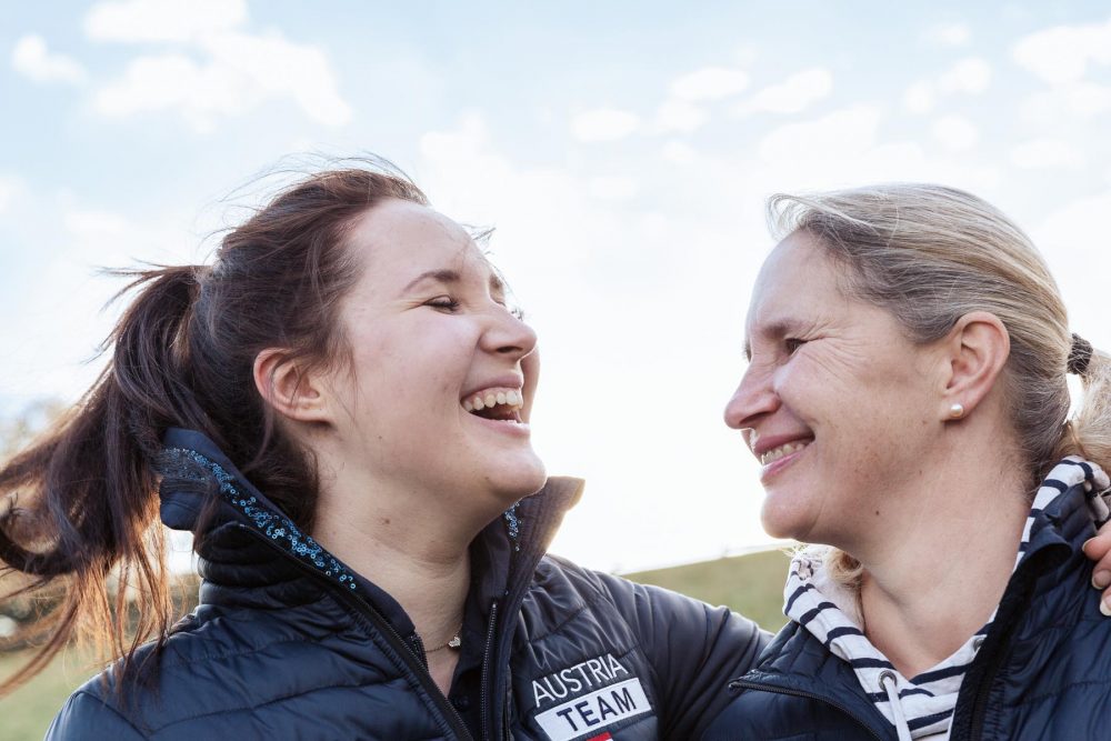 Foto von Dressurreiterin Victoria Wurzinger mit ihrer Trainerin Bettina Wurzinger porträtiert von Tierlicht