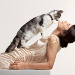 Fotomodell mit einem Maine Coon Kater mit Tierschmuck von rondoro Werbekampagne mit Tieren fotografiert von Tierfotograf Tierlicht Clemens Schneider